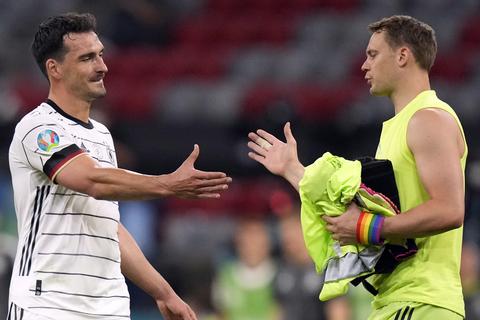 Auch nachdem Manuel Neuer (r., mit Mats Hummels) sich seines Torwarttrikots entledigt hatte, trug er die Regenbogenbinde weiter. Foto: dpa/AP Pool/Matthias Schrader