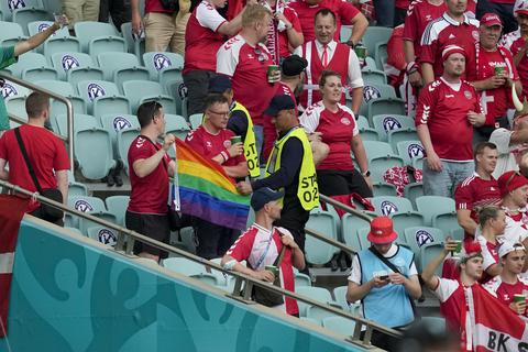Keine Toleranz bei Toleranz: Ordner kassierten in Baku die Regenbogenfahne dänischer Fans ein. Foto:dpa/Pool AP/Darko Vojinovic