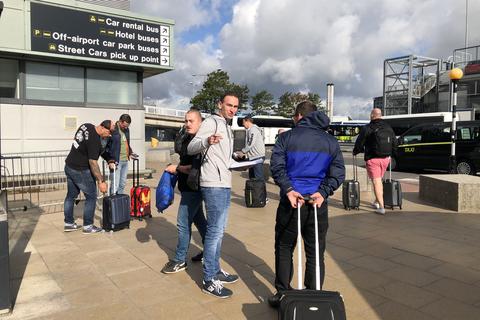 Hier geht's lang: Die Fanbeauftragten der Lilien geben Fans am Flughafen in Manchester Tipps für die weitere Reise.