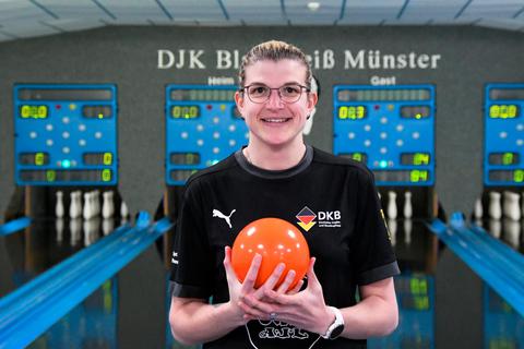 Alina Dollheimer auf der Kegelbahn ihres Heimatvereins DJK/BW Münster kurz nach der Rückkehr von der Weltmeisterschaft in Kroatien, wo sie mit dem Team WM-Dritte wurde. Jens Dörr