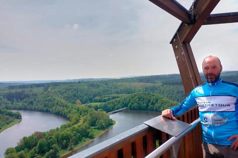 Wolf-Rüdiger Reibling legt bei der Goethe-Tour 1500 km in acht Tagen zurück. Hier ist Reibling auf dem Saaleturm bei Plothen. Reibling
