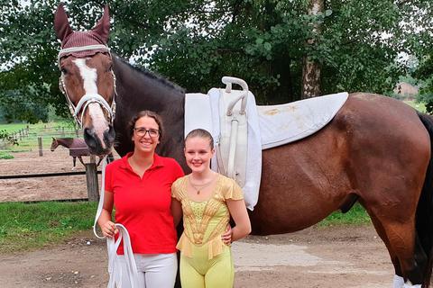 Haben allen Grund zum Strahlen: Lisa Gelbert (l.), Lilli Klein und Pferd Imbir. Foto: Verein 