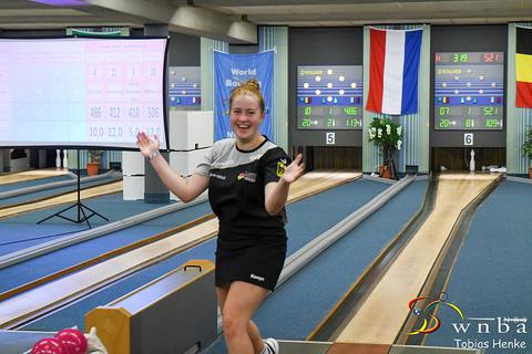 Keglerin Lea Steinmüller freut sich ausgelassen über ihren Weltmeistertitel.