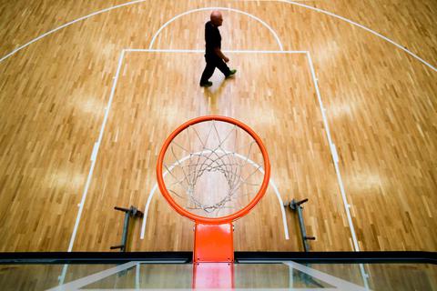 Bei den Basketballern des TV Wetzlar findet der Ball aktuell zu selten den Weg in die Reuse. Foto: dpa 