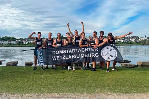 Gute Laune beim Auftakt: der Domstadtachter aus Wetzlar und Limburg.  Foto: Sabine Hargarter-Kornder 