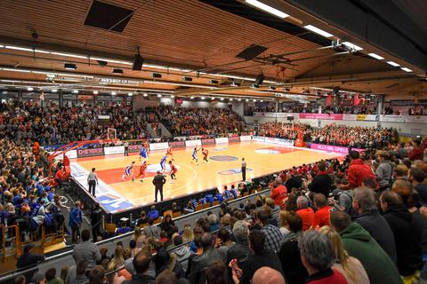 Die Sporthalle Gießen Ost ist nicht mehr zeitgemäß für einen Basketball-Bundesligisten. Foto: Michael Schepp 