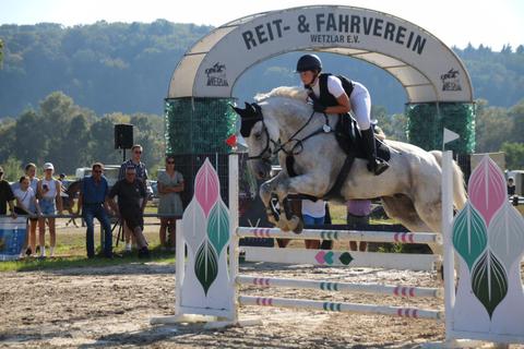 Lola Senzel vom Gastgeberverein zeigt beim vom RuF Wetzlar bestens organisierten Turnierwochenende auf ihrem Pferd Quidditchim L-Springen mit Stechen ihr Können.
