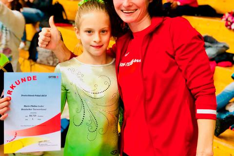 Die Arbeit hat sich gelohnt: Marie Philine Leder (l.) und Trainerin Svitlana Ivanova freuen sich über Platz eins.  Foto: KTV Wetzlar 