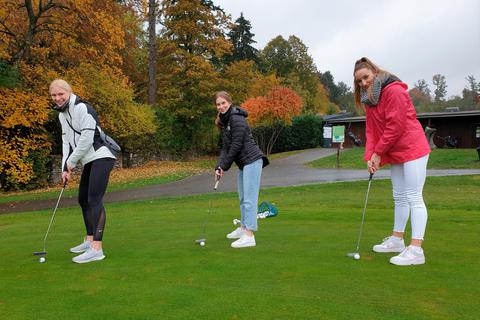 Haben Spaß auf dem Golfplatz: (v.l.) Lisa Mayer, Lara Tornow und Antonia Dellert. Foto: Alexander Fischer 