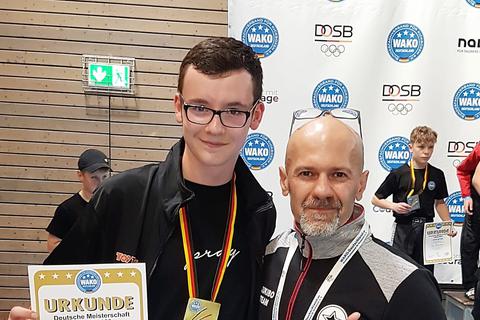 Stolzer Trainer, stolzer Meister: Kurosch Klein (r.) vom Aßlarer Kickboxverein mit seinem Schützling Daniel Savtchouk.