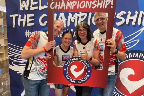 Bei den Challenge-Weltmeisterschaften über die Triathlon-Mitteldistanz in Samorin glänzt Klaus Eckhardt (r.) mit dem Gewinn der Bronzemedaille in der M65. Gute WM-Platzierungen feiern auch Martina Kunze (2.v.r.) und Katja Rebecca Wiedemann. Jan Werner (l.) hält sich im offenen Wettbewerb ausgezeichnet.