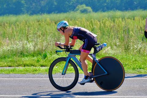 Verena Repp vom Team Naunheim erkämpft sich beim Rodgau-Triathlon überlegen den Hessenmeistertitel der Frauen - nachdem sie ihre Verfolgerinnen allein beim Radfahren schon um vier Minuten distanziert hatte.