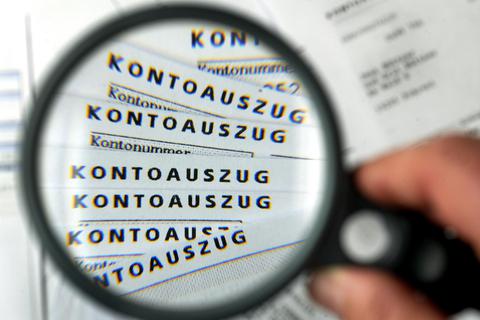 Viele Geldhäuser haben die Preise für Konten nicht wie früher moderat, sondern um 50 Prozent und mehr angehoben. Foto: dpa