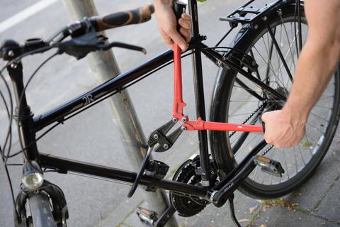 Es ist ärgerlich, wenn das (nicht versicherte) Fahrrad gestohlen wird. Hausratpolicen und spezielle Fahrradversicherungen bieten Lösungen an. Foto: dpa