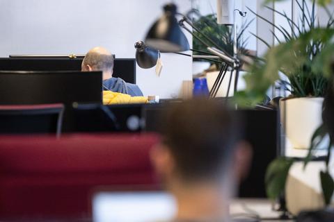 Zwei Männer in einem Coworking-Space. In Deutschland sieht die Start-up-Branche im internationalen Vergleich noch einigen Aufholbedarf.