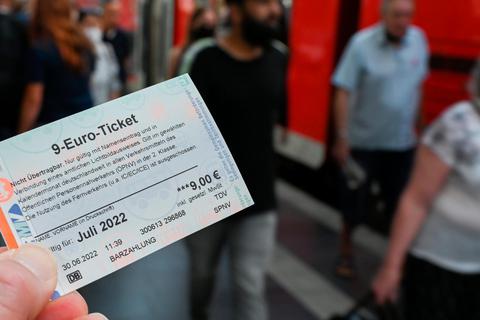 Volle Züge, volle Bahnsteige - das 9-Euro-Ticket hatte auch "Nebenwirkungen". Aus Verbrauchersicht war es dennoch ein Erfolg.  Fotos: dpa, Gestaltung: VRM/zink 
