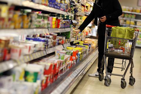 Gerade bei vertrauten Produkten sollte man im Supermarkt genau auf Preis- und Mengenangaben achten. Foto: dpa