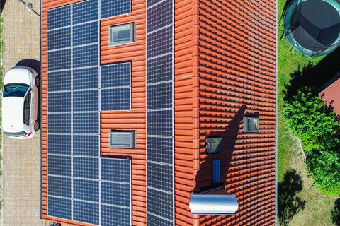 Eine Photovoltaikanlage auf einem Eigenheim. Archivfoto: dpa/Patrick Pleul