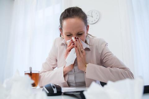Das schlechte Gewissen treibt viele Beschäftigte ins Büro, auch wenn sie krank sind. Präsentismus wird dieses Phänomen genannt. 