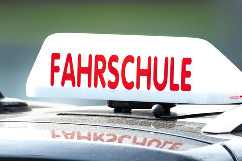 In Rheinland-Pfalz stehen Fahrschulautos still, in  Hessen darf die Ausbildung dagegen auch im Lockdown weitergehen. Foto: dpa