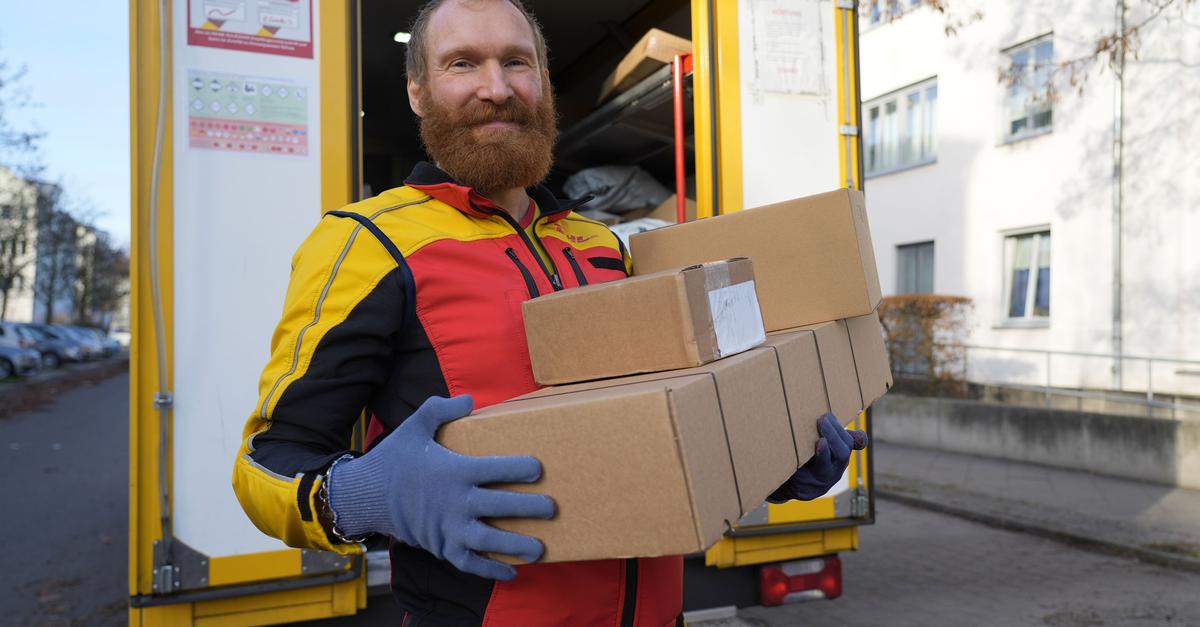 Zusteller-im-Weihnachtsstress-Man-ist-fix-und-fertig-