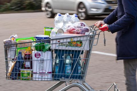 Supermärkte müssen die Mehrwertsteuersenkung nicht an die Kunden weitergeben. Foto: dpa