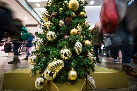Weihnachten kommt 2020 noch plötzlicher als sonst. Da heißt es, sich ranzuhalten, um noch Geschenke zu kaufen. Foto: dpa