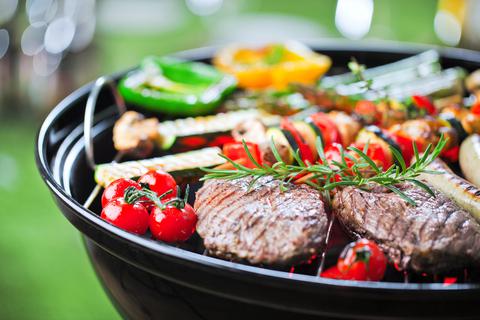 Auf den Grill kommt längst nicht mehr Steak und Bratwurst, sondern zunehmend auch vegetarische Alternativen.