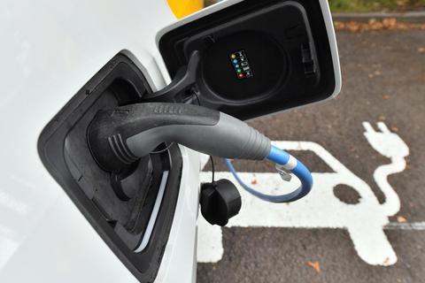 Alles was einen Stecker hat, ist im Autohandel derzeit gefragt. Insgesamt aber gab es einen Rückschlag fürs Geschäft. Foto: dpa
