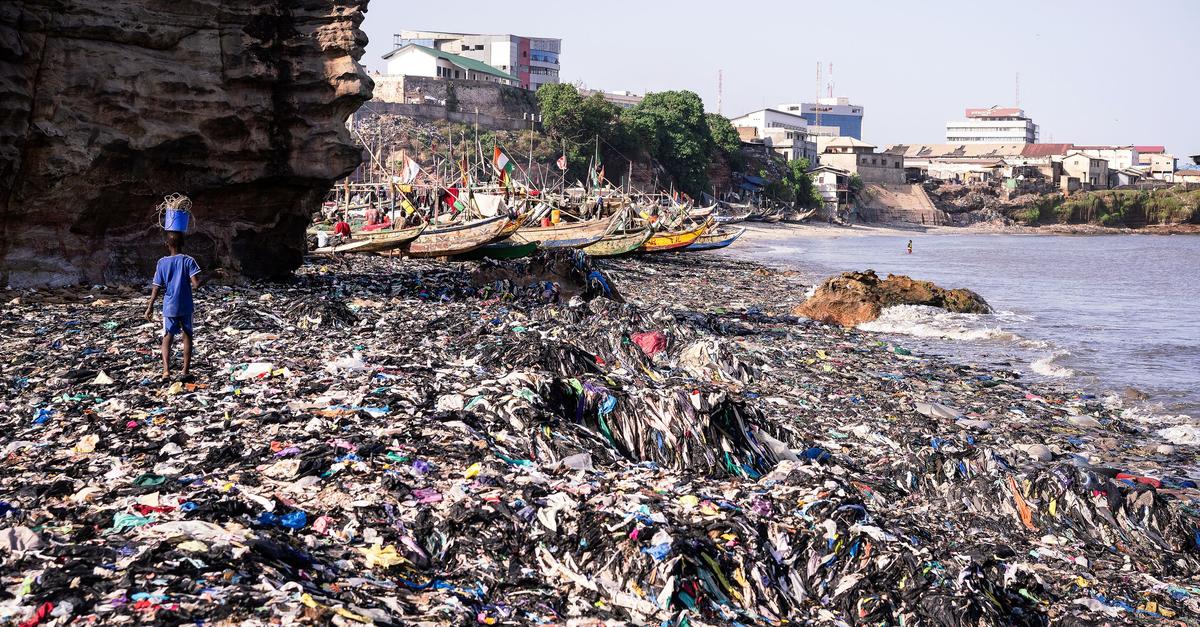 Umweltsch-tzer-verschenken-Kleidung-von-der-M-llhalde