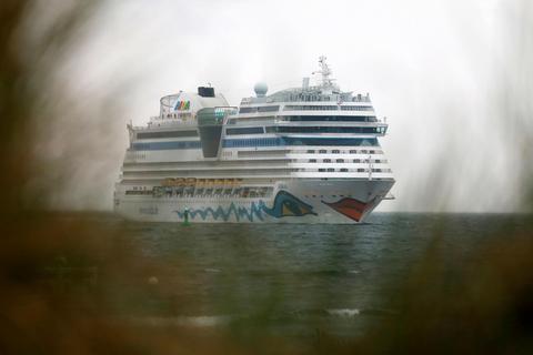 Nur mit Nachweisen von Impfung oder Genesung geht es an Bord der"Aidasol".  Foto: dpa 
