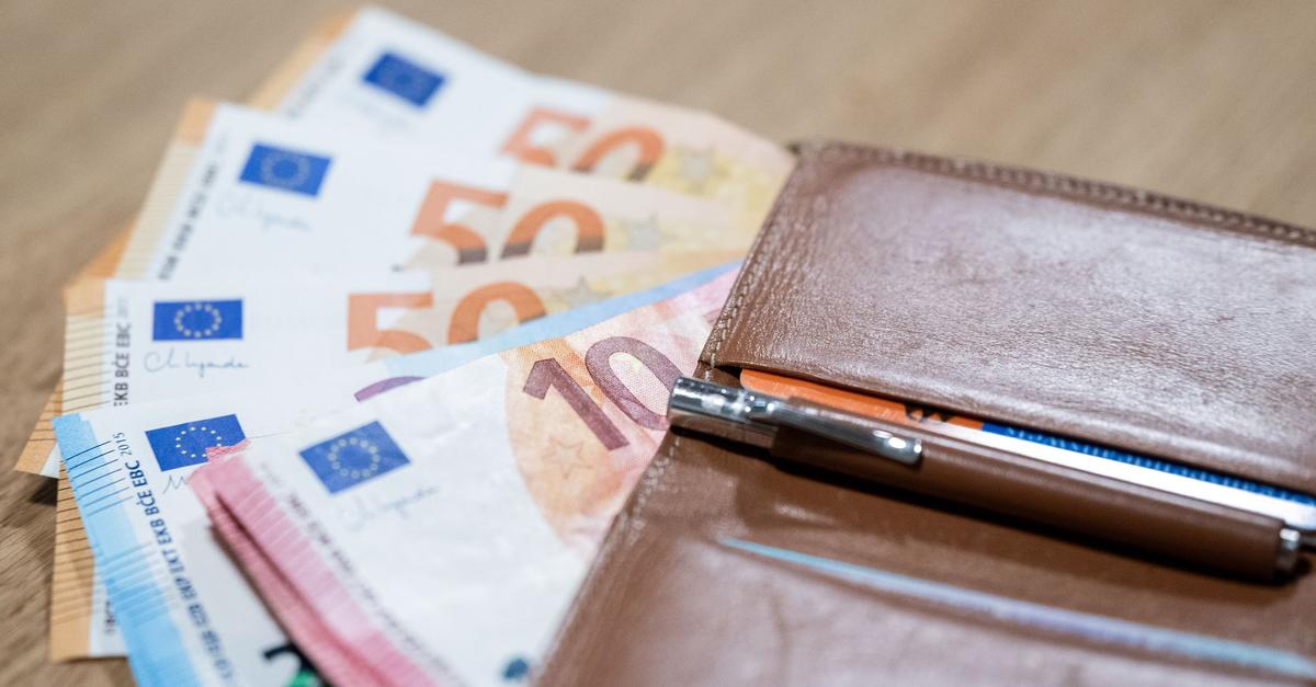 Umfrage-Verbraucher-ziehen-Debitkarte-dem-Bargeld-vor