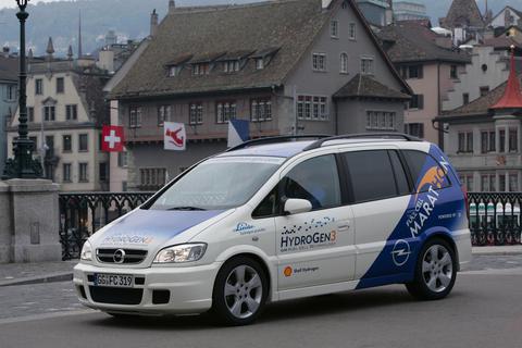 Das Brennstoffzellen-Auto Opel Hydrogen3 basiert auf dem Zafira A. Es wurde vor rund 15 Jahren weltweit vorgestellt. Foto: Opel