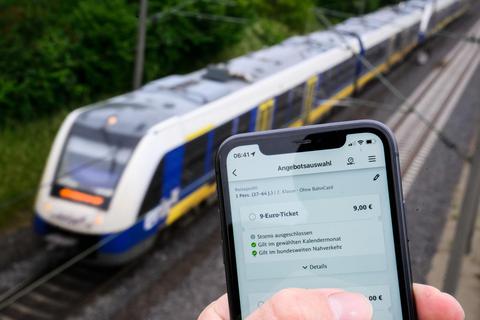 Kunden können das 9-Euro-Ticket auch digital in der App der Bahn kaufen. Foto: dpa