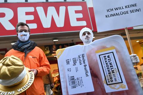 Foodwatch-Aktivisten mit einem überdimensionalen Hähnchenbrustfilet vor der Rewe-Zentrale in Köln. Foto: Foodwatch
