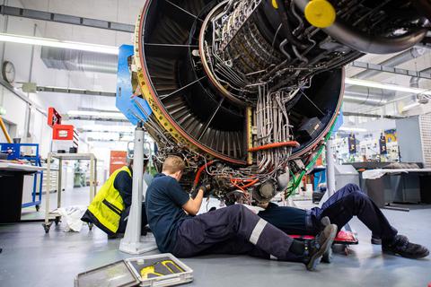 Allein bei Lufthansa Technik sind in Deutschland nach Vorstandsschätzung 2500 Arbeitsplätze gefährdet. Foto: dpa
