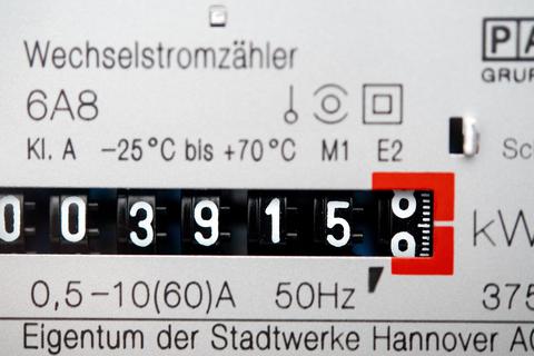 Ein Wechselstromzähler zeigt den aktuellen Zählerstand für den Stromverbrauch in Kilowattstunden an.