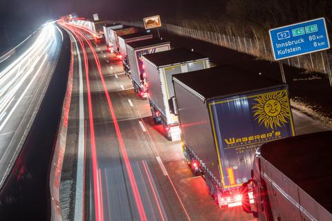 Lastwagen auf der Autobahn A93 vor der bayerisch-österrreichischen Grenze in Fahrtrichtung Österreich.