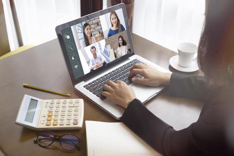 Per Videochat kommen Freunde und Kollegen ganz unkompliziert ins Wohnzimmer, und das meist ohne Kosten für das genutzte Programm. Foto: Have a nice day – adobe.stock