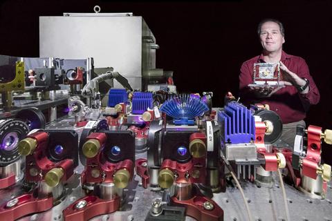 Professor Ferdinand Schmidt-Kaler inmitten von Modulen, aus denen einmal  industriell einsetzbare  Quantencomputer       entstehen sollen. Foto: Thomas Klink