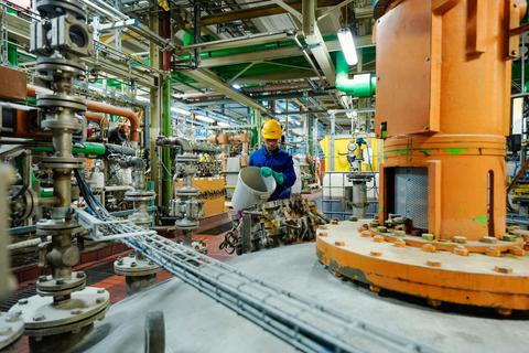 Eine Fachkräfte-Krise könnte der chemisch-pharmazeutischen Industrie in Hessen bald bevorstehen.