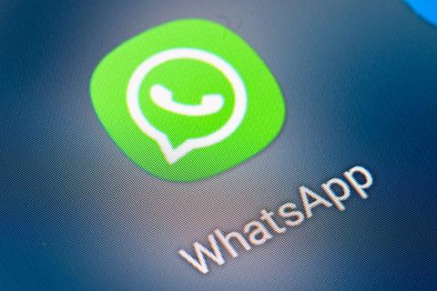 Whatsapp-Icon auf dem Bildschirm eines Smartphones.