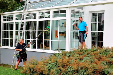 Firmenchef Axel Hahn (links) packt auch beim Fensterreinigen mit an. Foto: Stoepler 