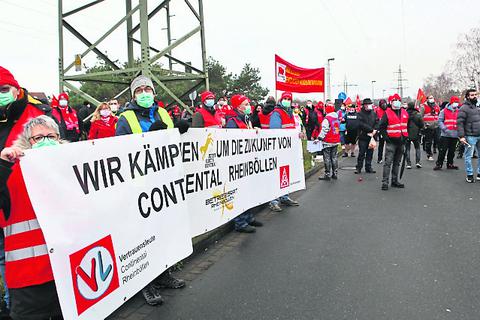 Bis zu 1500 Mitarbeiter von Continental in Babenhausen sind am Freitag dem Aufruf der IG Metall zum ersten Warnstreik gefolgt.  Foto: Karl-Heinz Bärtl