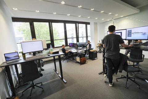 Aktuell arbeiten sechs Mitarbeiter für die „clickbar. GmbH“, die sich aus ehemaligen und aktuellen Studenten der TU Darmstadt zusammensetzt und Lust auf die Arbeit mit neuen Technologien  hat. Foto: Torsten Boor
