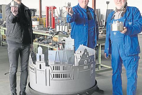 Die Kreativen Jürgen Litzka (links) sowie Alexander (Mitte) und Rüdiger Greb (rechts) haben Vogelsberger Originale geschaffen. Foto: Buchhammer 