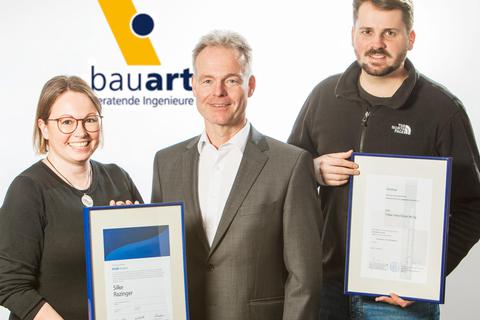 Geschäftsführer Heinz Pape gratuliert Tristan Scholz und Silke Razinger zu ihren erfolgreichen Weiterbildungen. Foto: bauart
