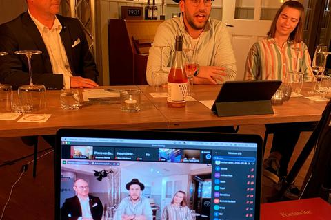 Stefan Ruhl (links) mit Bastian Fugmann und Maren Schrödl von der zweibar. Foto: Novy 