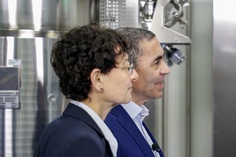 Bodenständige Superstars: Özlem Türeci und Uğur Şahin im Biontech-Werk in Marburg.
