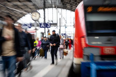 Wiesbaden: Wie gut kommt das Deutschlandticket an, welche Probleme gibt es? Hauptbahnhof Wiesbaden -  - Foto: Lukas Görlach / VRM Bild